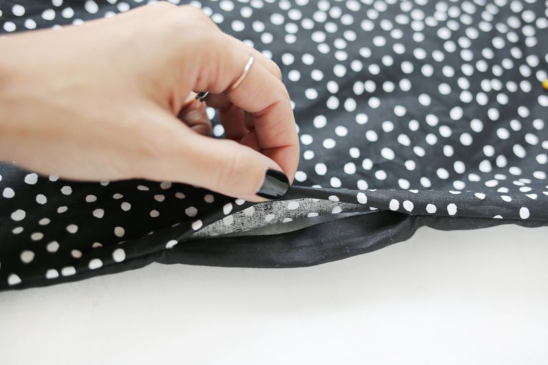 Perfect for those little ironing jobs when you don't want to get out the whole ironing board! Magnetic ironing mat DIY (click through for tutorial)