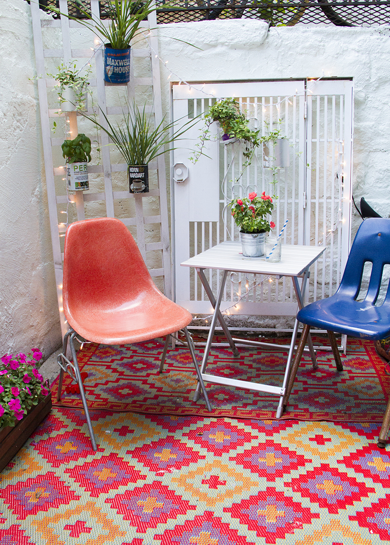 Cute makeover for a small outdoor space! (click through for more) 