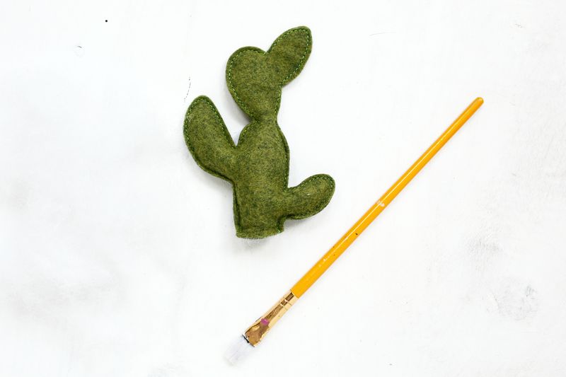 Adorable! cactus pincushion DIY (click through for tutorial) 