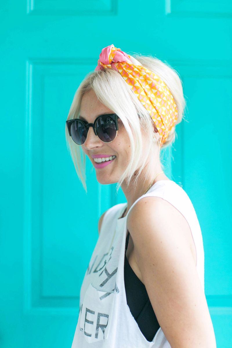So pretty for summer! easy knotted scarf chignon (click through for tutorial) 