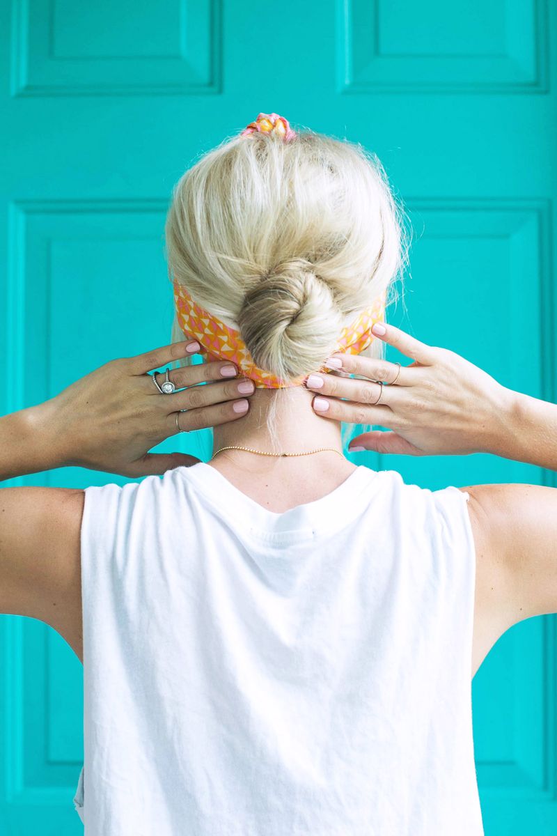 So pretty for summer! easy knotted scarf chignon (click through for tutorial) 