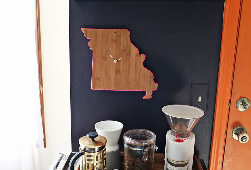 Easy diy clock from a cutting board (via abeautifulmess.com)