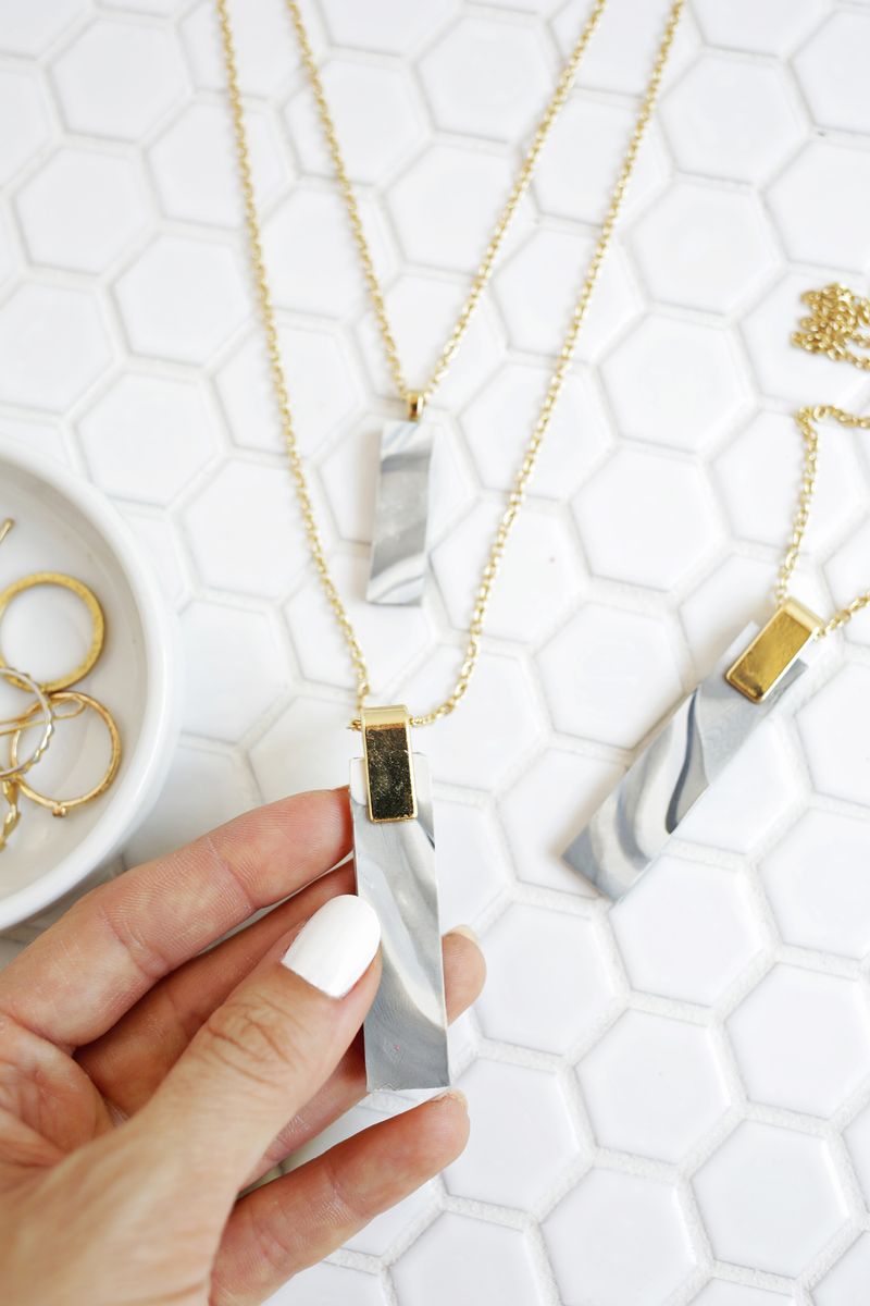 Love this! Marbled Clay Pendent Necklace DIY (click through for tutorial) 