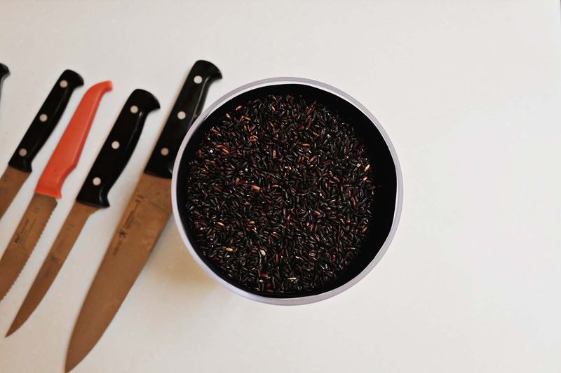 Use black rice to hold the knives in place