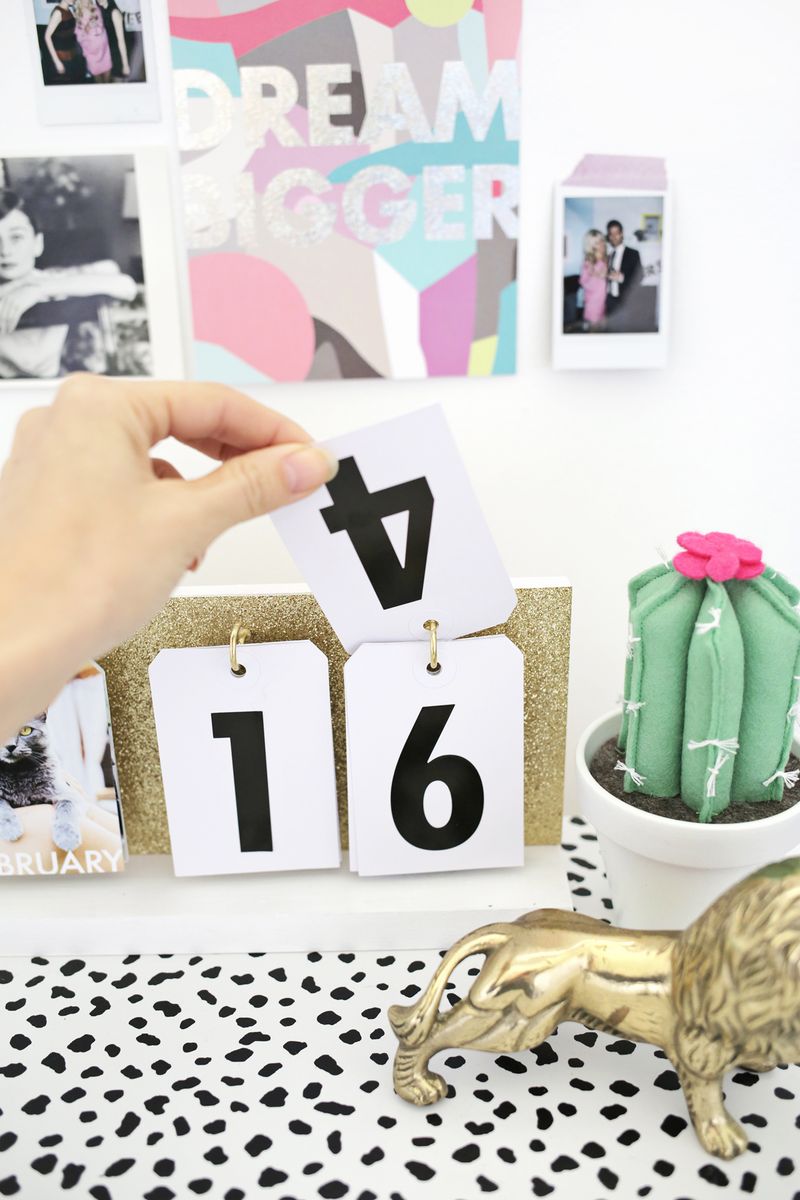 Such a cute DIY calendar! (click through for tutorial) 
