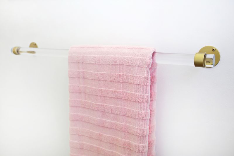 Lucite Towel Bar DIY (click through for tutorial) 