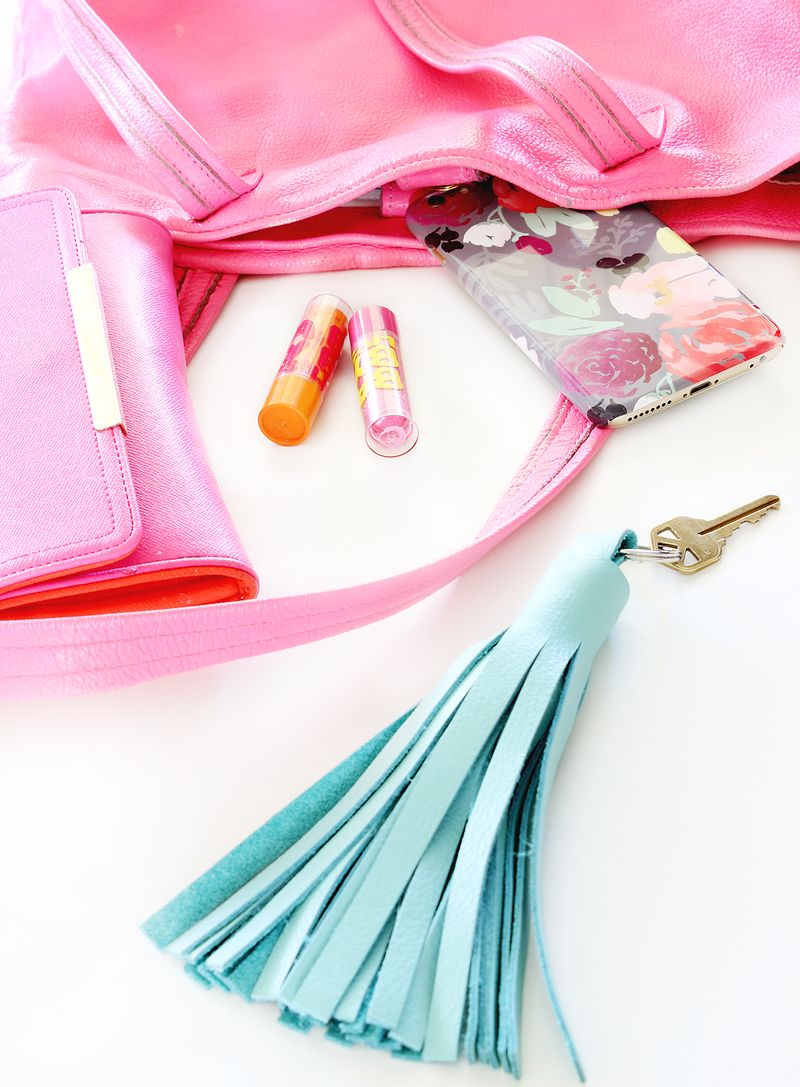 Love this DIY Leather Tassel Keychain - Click for more! 