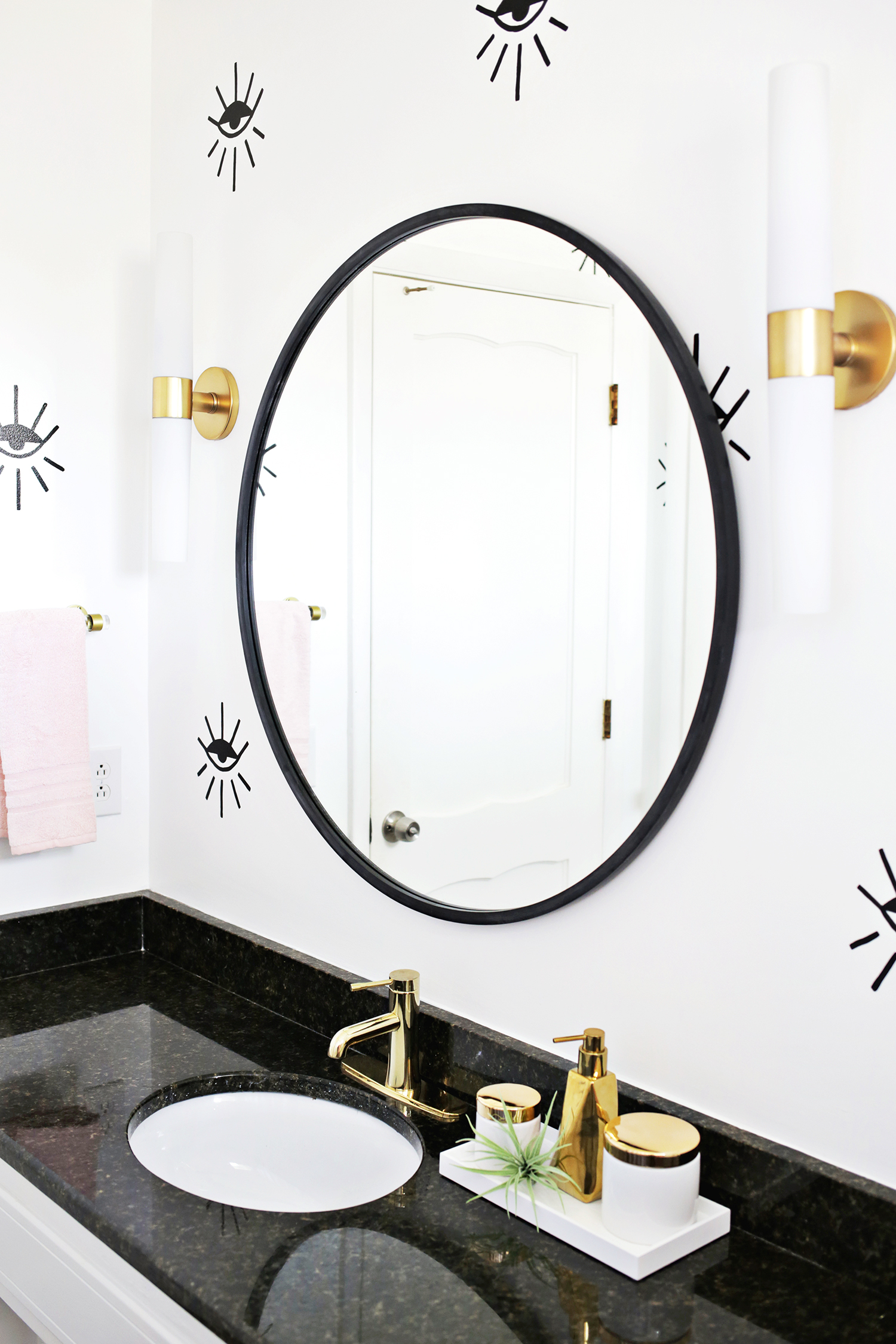 Love this guest bathroom makeover (click through for before + after photos!) 