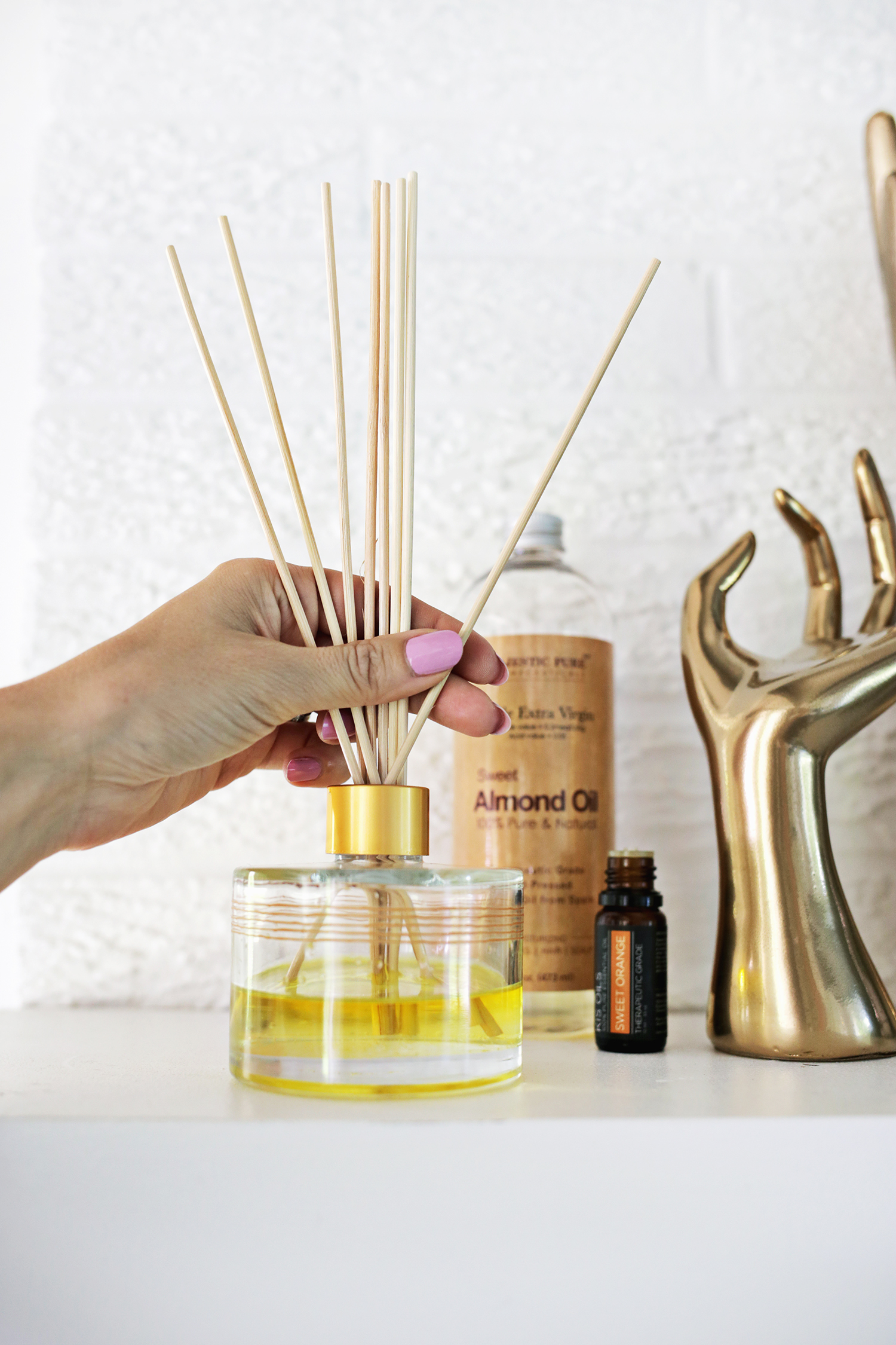Make your own essential oil diffuser! (click through for tutorial) 