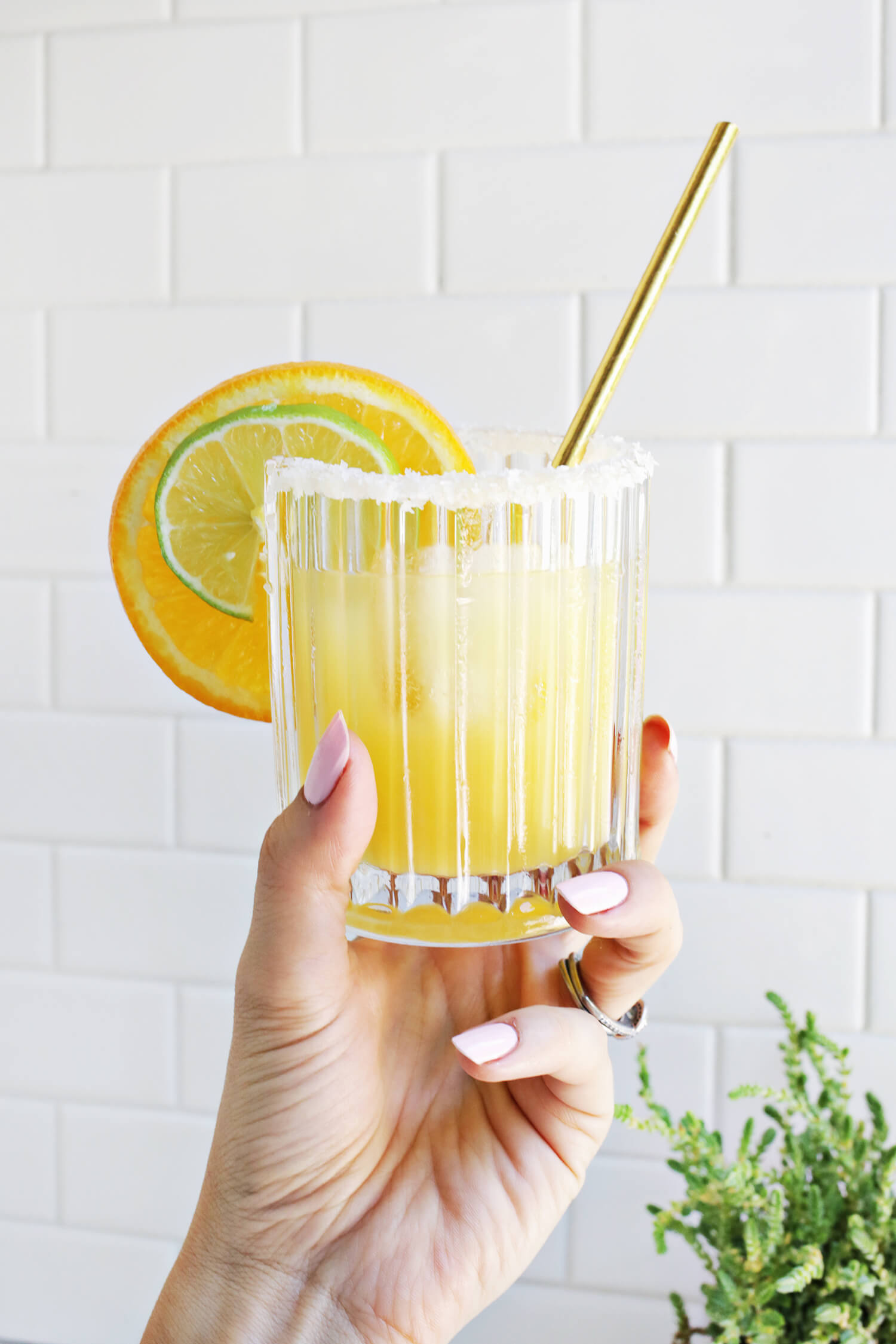 Perfect for summer! orange mango margarita (click through for recipe) 