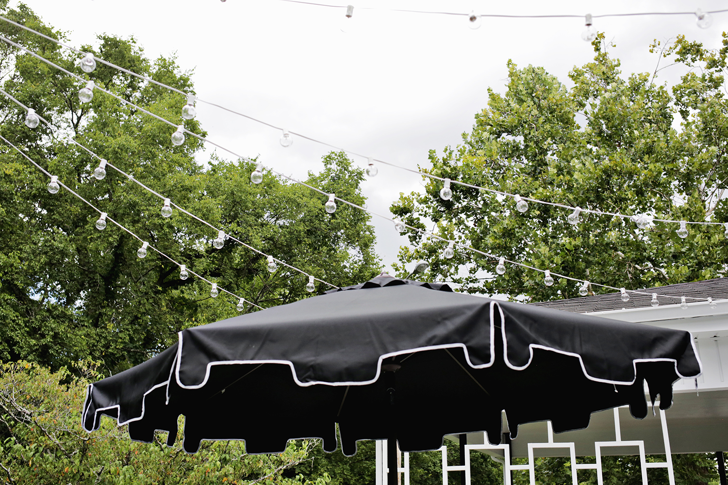 Create Outdoor Patio Lighting Without a Pergola (Renter Friendly!) Click through for tutorial. 