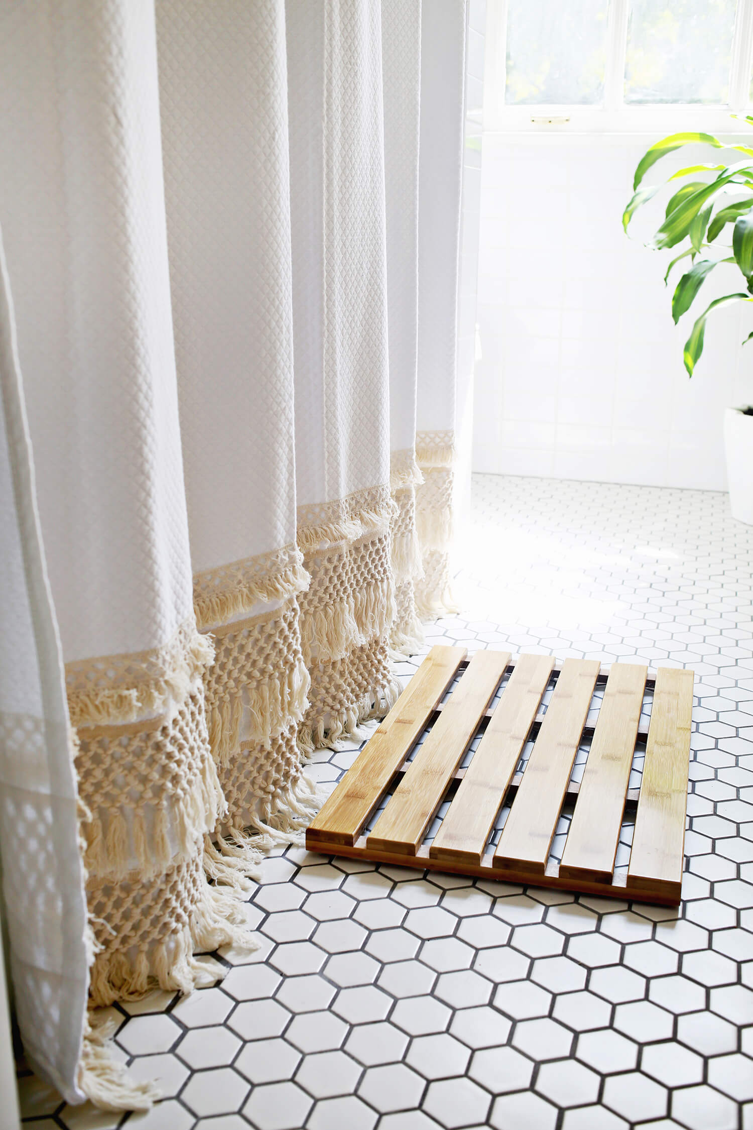Macrame Shower Curtain DIY (click through for tutorial) 