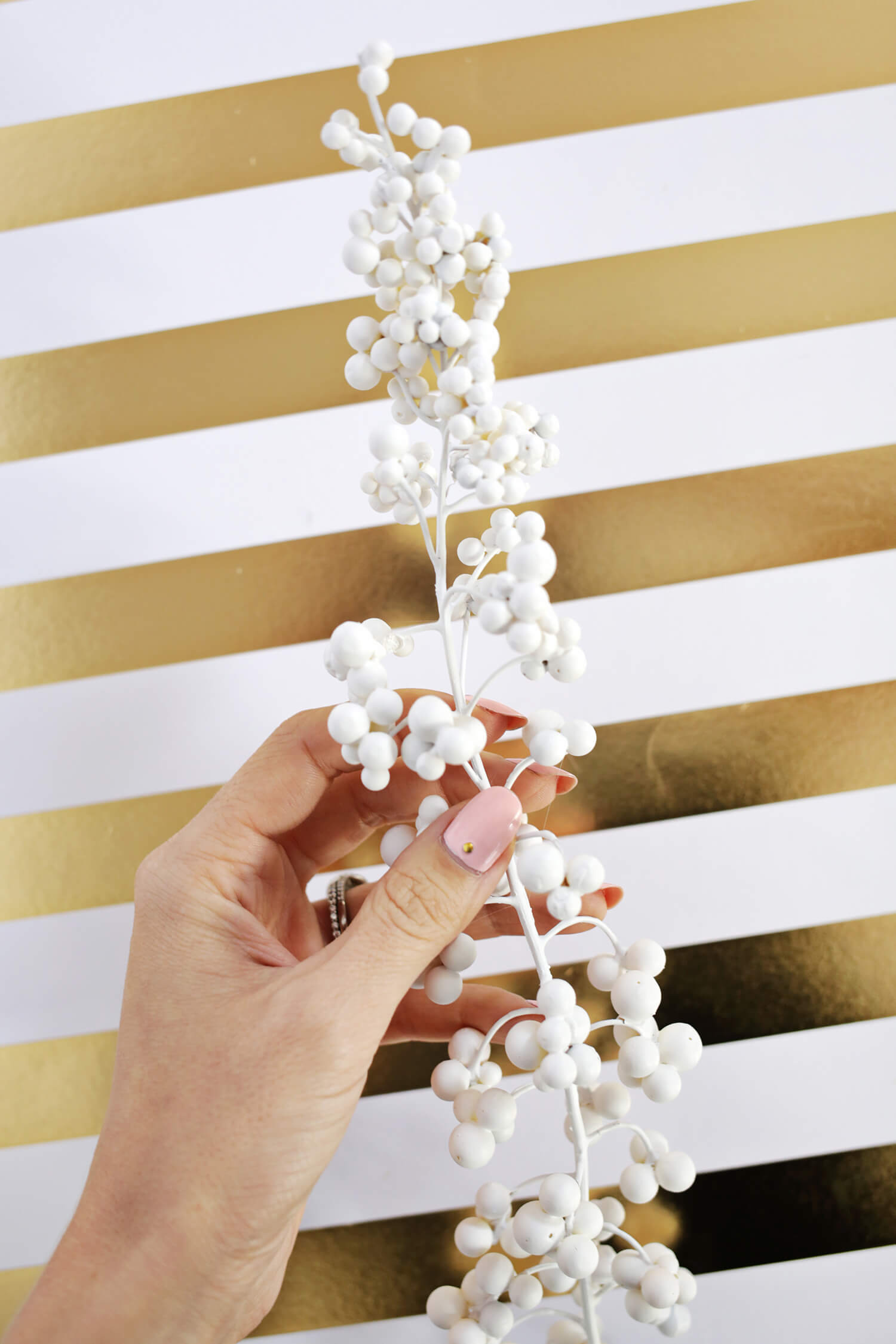 Pretty White + Gold Holiday Wreath DIY (click through for tutorial) 