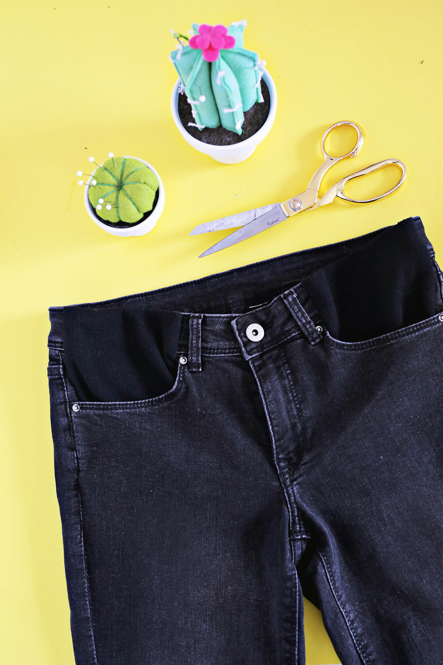 Turn Your Pants Into Maternity Jeans With This Simple DIY (click through for tutorial) 