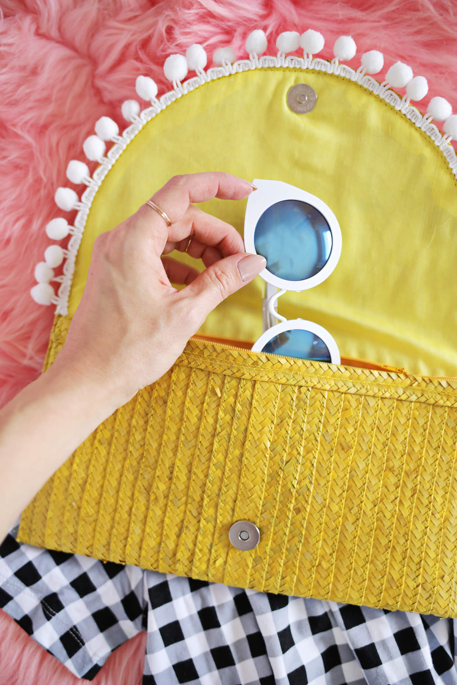 Try This! Turn a Simple Straw Clutch Into The Perfect Vacation Bag! (click through for tutorial) 