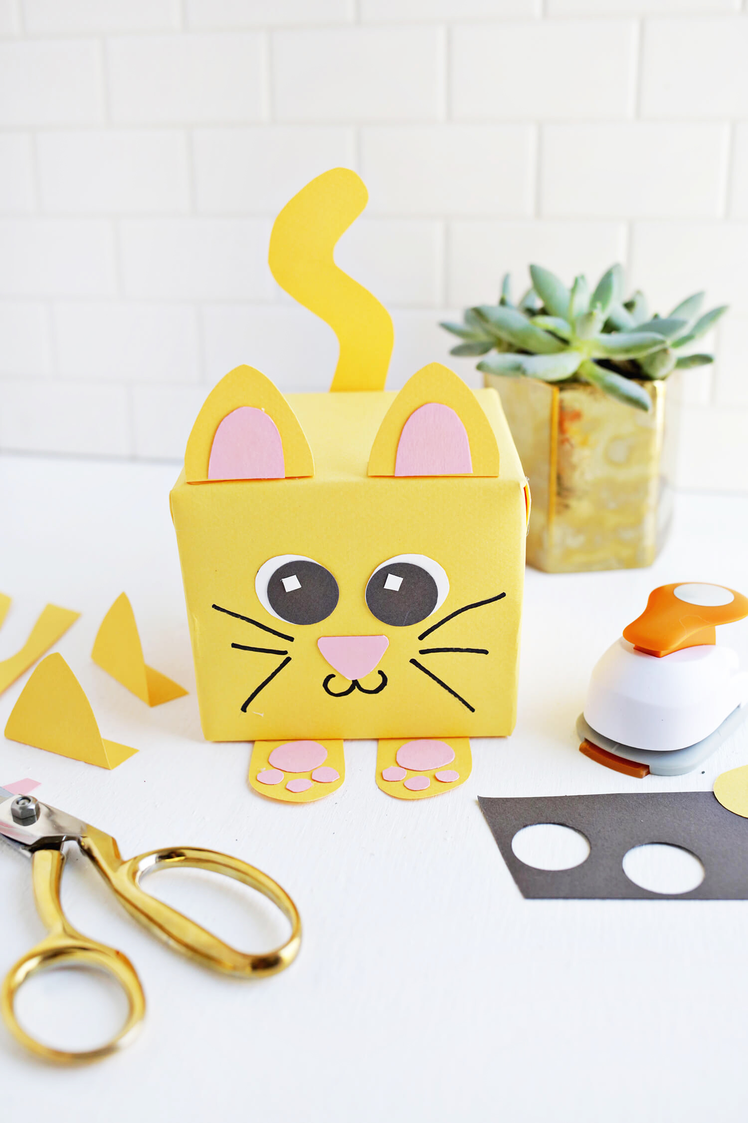 Adorable! Animal wrapping ideas for baby shower or kid's party (click through for tutorial) 