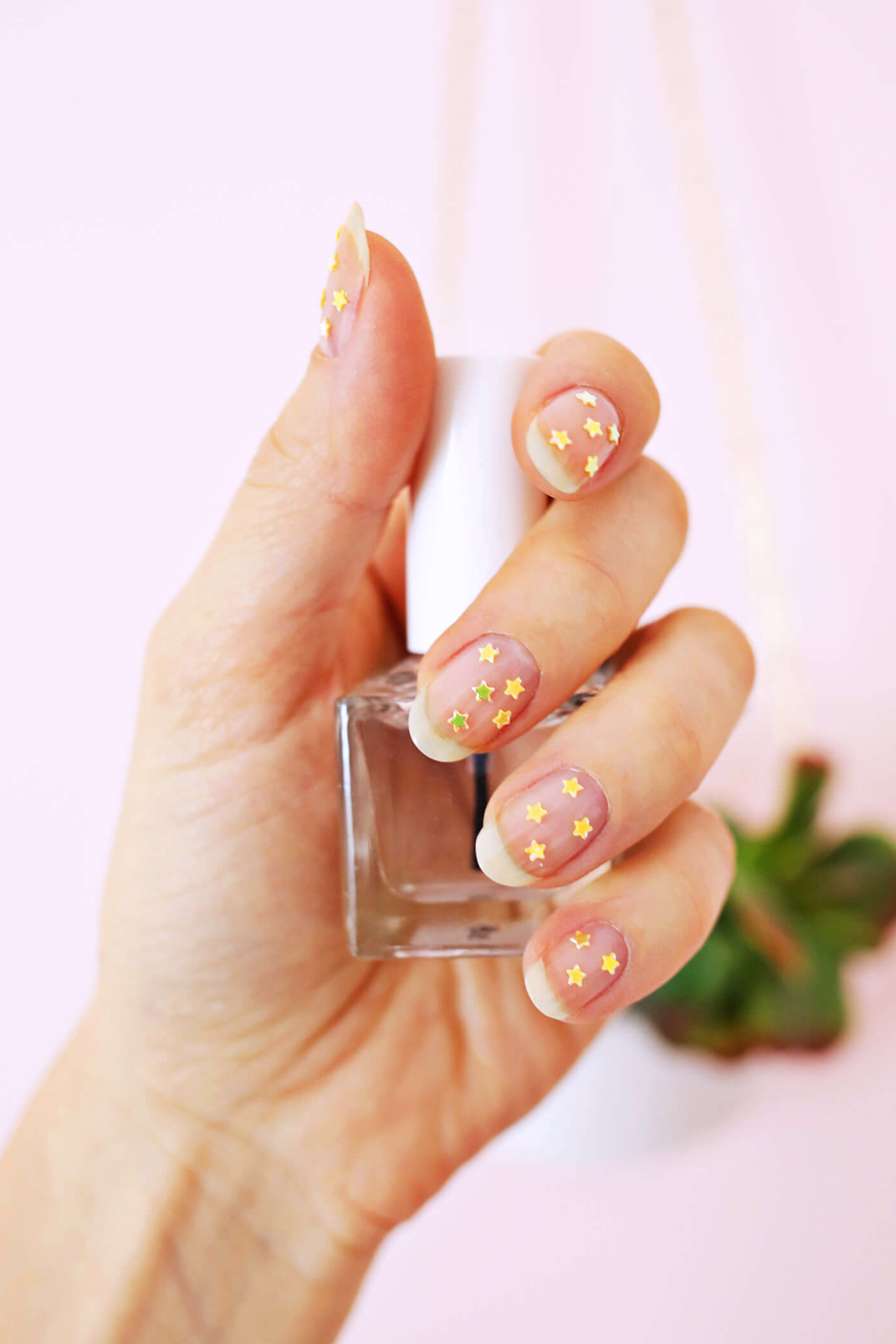 So pretty! Gold star manicure DIY (click through for more!) 