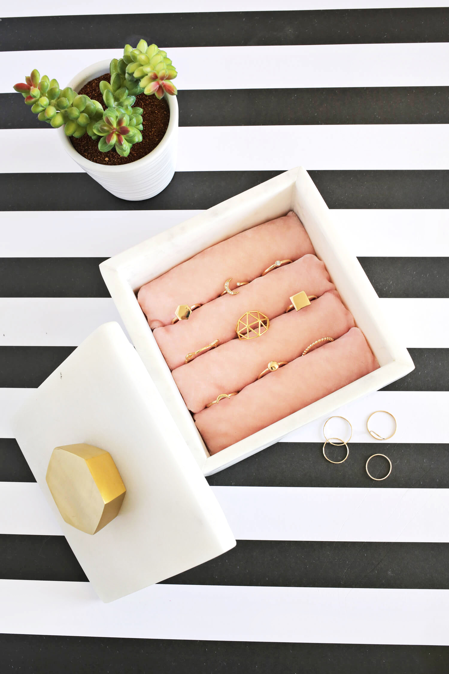 Make any box into a jewelry box! (click through for tutorial) 