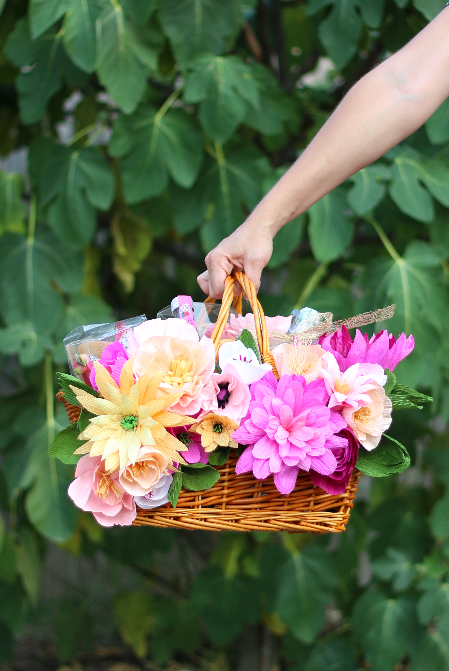 Make your own floral picnic basket (click through for tutorial)-1